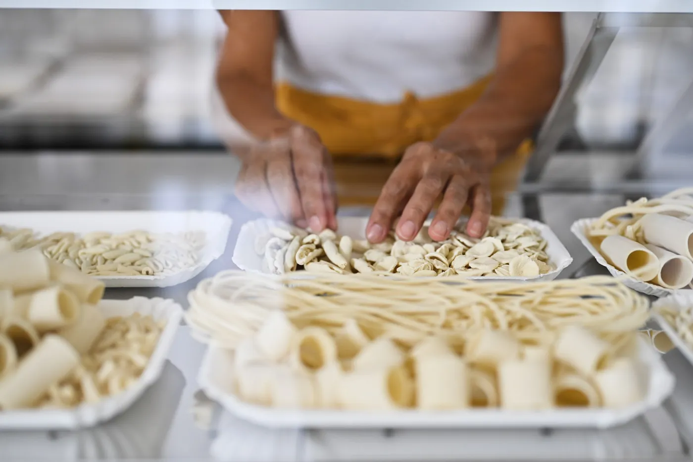 Le vaschette pronte sul banco del pastificio