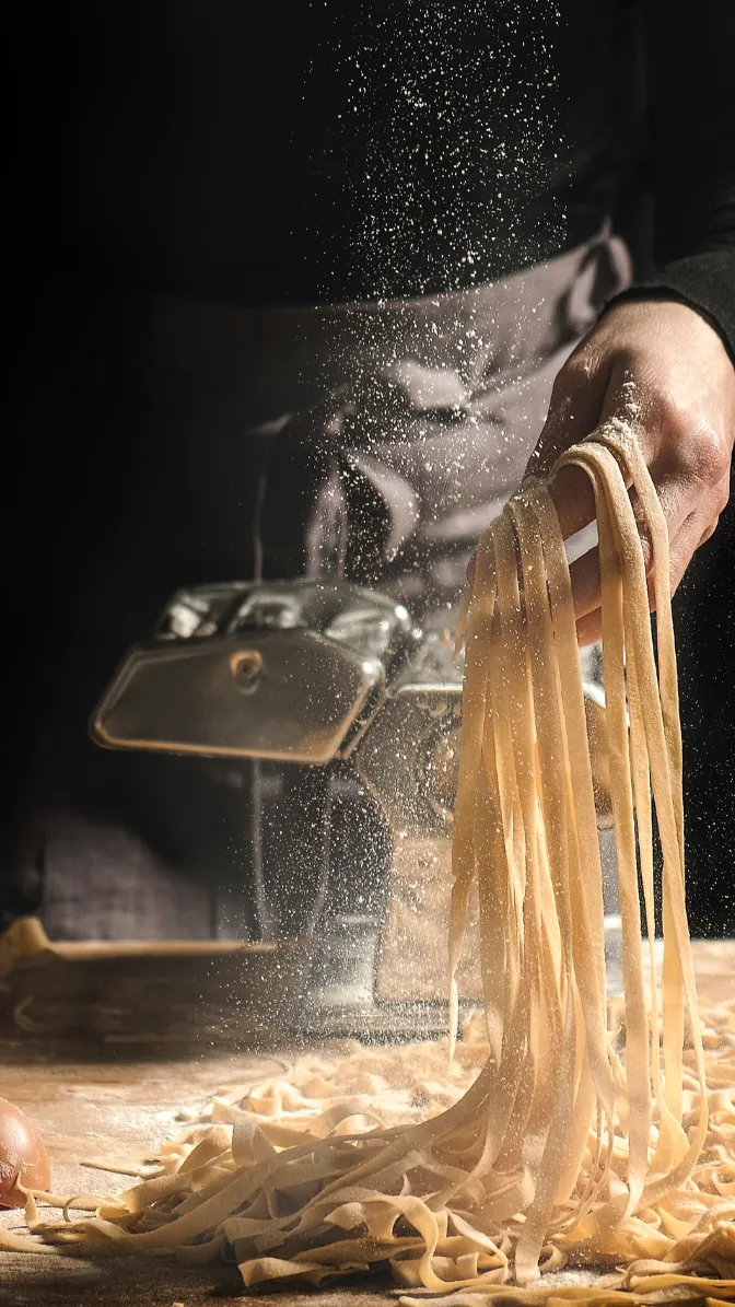 Sfoglia di pasta fresca appena tirata al torchio nel laboratorio Mamma Pasta