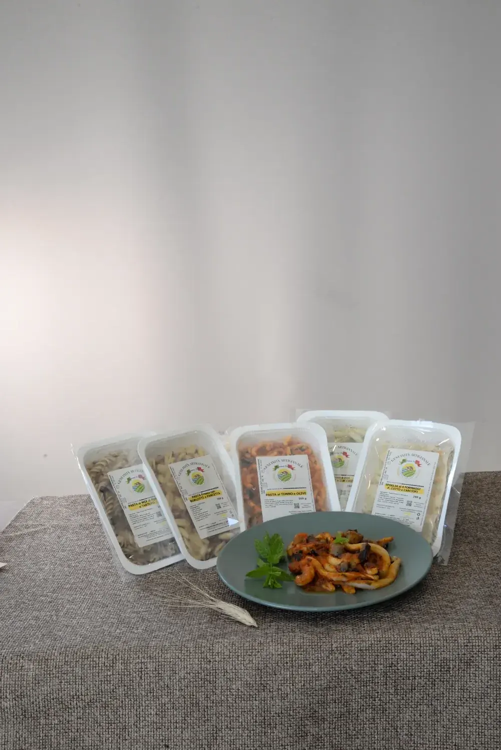 Le vaschette di pasta fresca pronte per la consegna